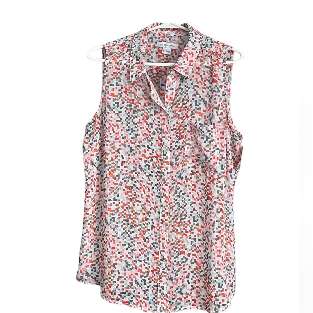 Liz Claiborne sleeveless button shirt with front pocket. Size Large.